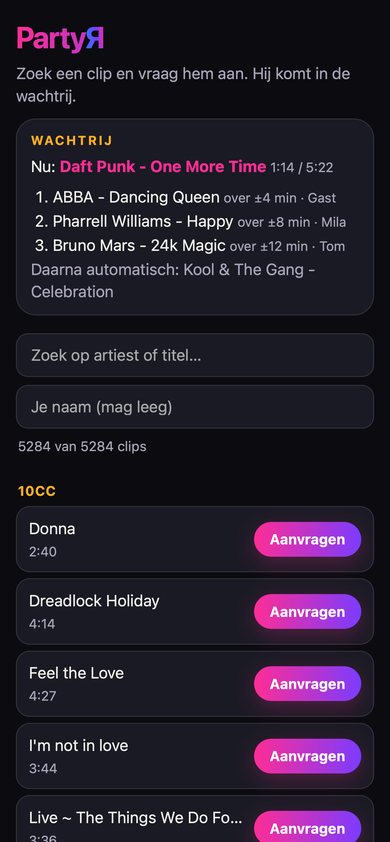 De gastenpagina op een telefoon met de wachtrij: nu speelt Daft Punk, One More Time, daarna ABBA, Pharrell Williams en Bruno Mars, elk met de geschatte wachttijd en de naam van wie het aanvroeg, en daarna automatisch Kool and The Gang, Celebration. Onder het zoekvak de clips op artiest.